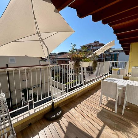 Apartamento Casa Klimt Vicinissima Al Mare Parcheggio Privato Gratuito Se Disponibile Pescara Exterior foto